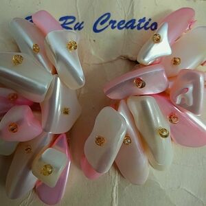 VINTAGE 1960s Pink and White Shell Clip-ons